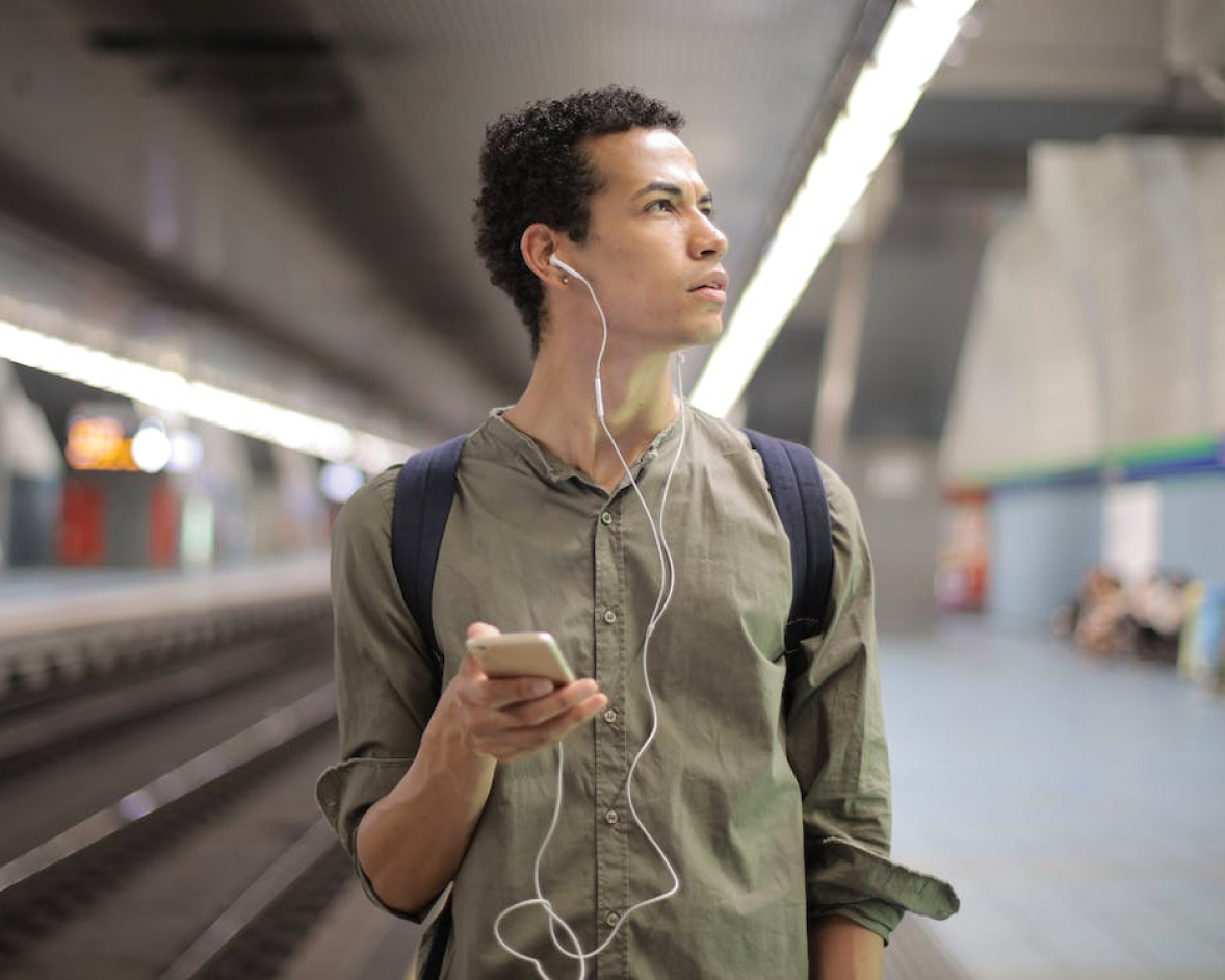 iphone-guy on metro-pexel